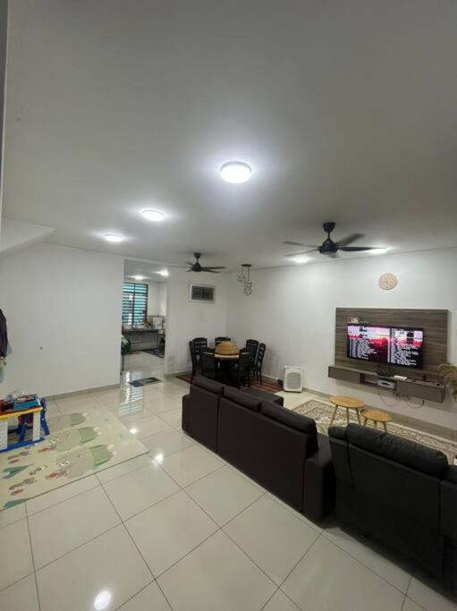 Hadeerna Homestay - Double Storey Terrace Chemor Екстер'єр фото
